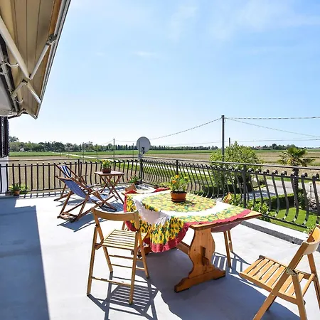 2 Bedroom Cozy Apartment In Grado Buitenkant foto