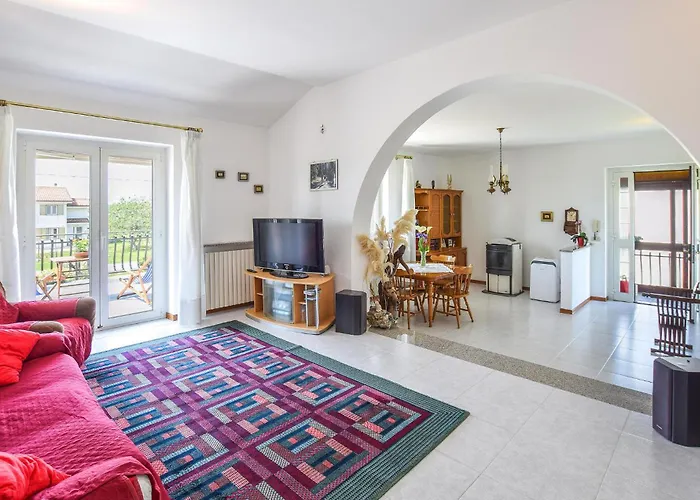 2 Bedroom Cozy Apartment In Grado